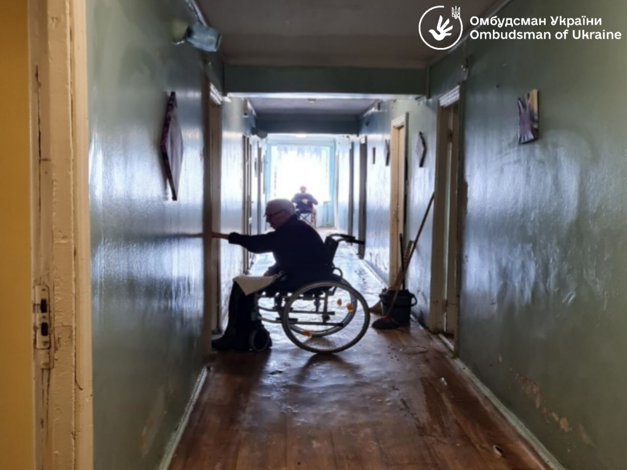 Без доступа к питьевой воде и собственным деньгам: гериатрический пансионат во Львове попал в скандал